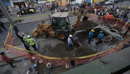 Rotura de tubería en Av. Huáscar afectó a varios vecinos