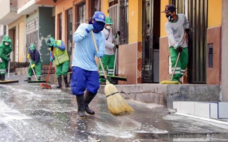 Desinfectan calles donde falleció una persona por Coronavirus Covid-19 en Huascar