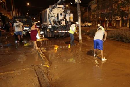 Vuelve a inundarse la avenida Tusílagos