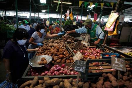 Economía peruana registra peor caída mensual en casi tres décadas por coronavirus