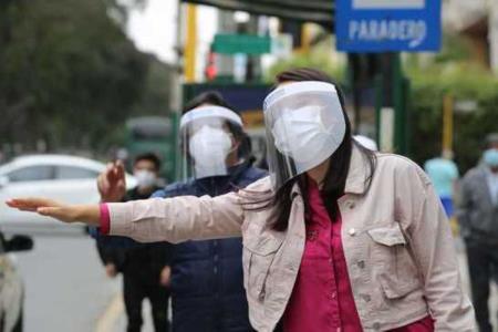 Uso de protectores faciales está en marcha blanca, luego será obligatorio en el transporte público