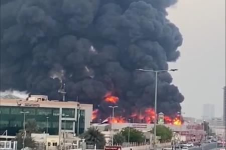 Alerta en Emiratos Árabes Unidos por un gran incendio en la ciudad Ajmán