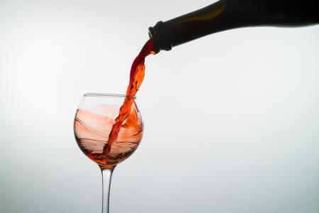 Un antioxidante presente en el vino podría mitigar síntomas del Covid-19, según estudio