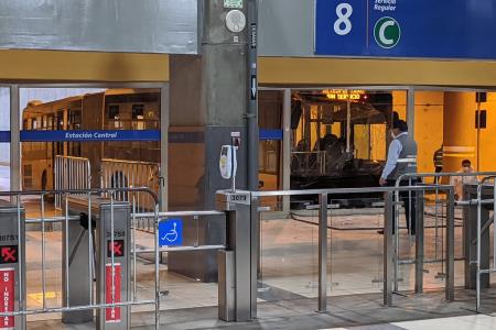 Bus del Metropolitano chocó contra mampara en la estación Central