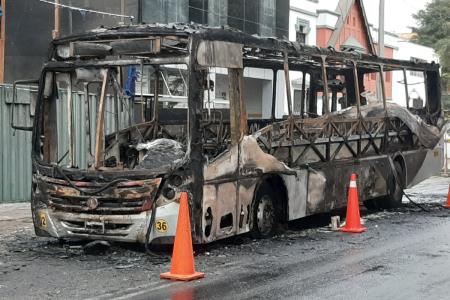 Bus de transporte público se incendió en la avenida Benavides en Miraflores