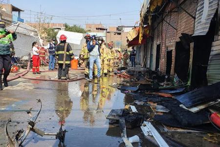 Incendio dejó en cenizas 14 puestos de La Cachina en Canto Grande