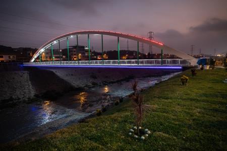 Así luce el puente peatonal Malecón Checa en la noche