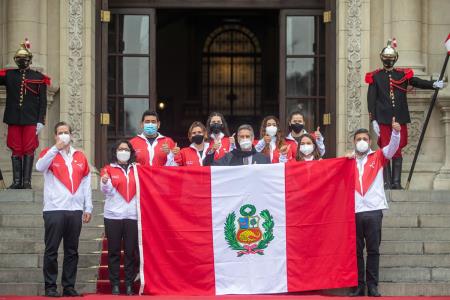 tokio-2020-presidente-sagasti-entrego-la-bandera-nacional-a-delegacion-peruana