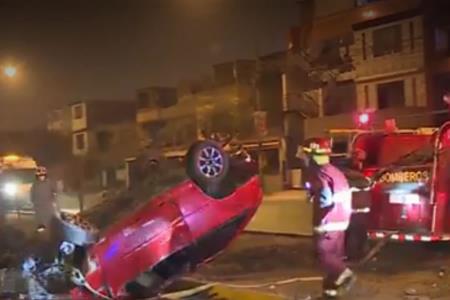 Policía volcó su auto en ciclovía