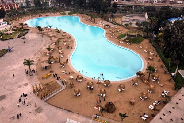 ¿Playa artificial o solo arena en el parque?