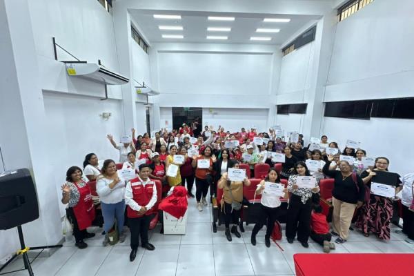 Programa Comunas Emprendedoras gradúa a cientos de madres líderes en SJL