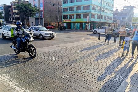 Vecinos arriesgan su vida corriendo para cruzar frente al Mercado N° 2