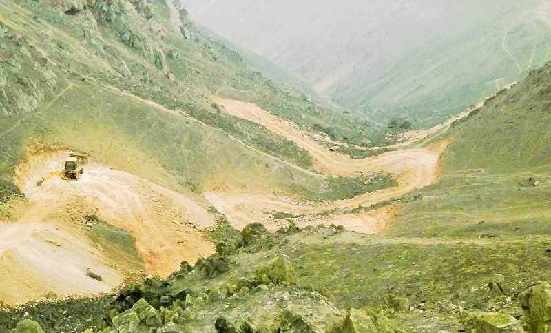 Vista a acceso que penetra a la zona