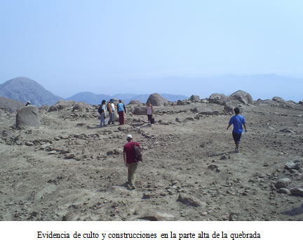 Evidencia de culto y construcciones en la parte alta de la quebrada