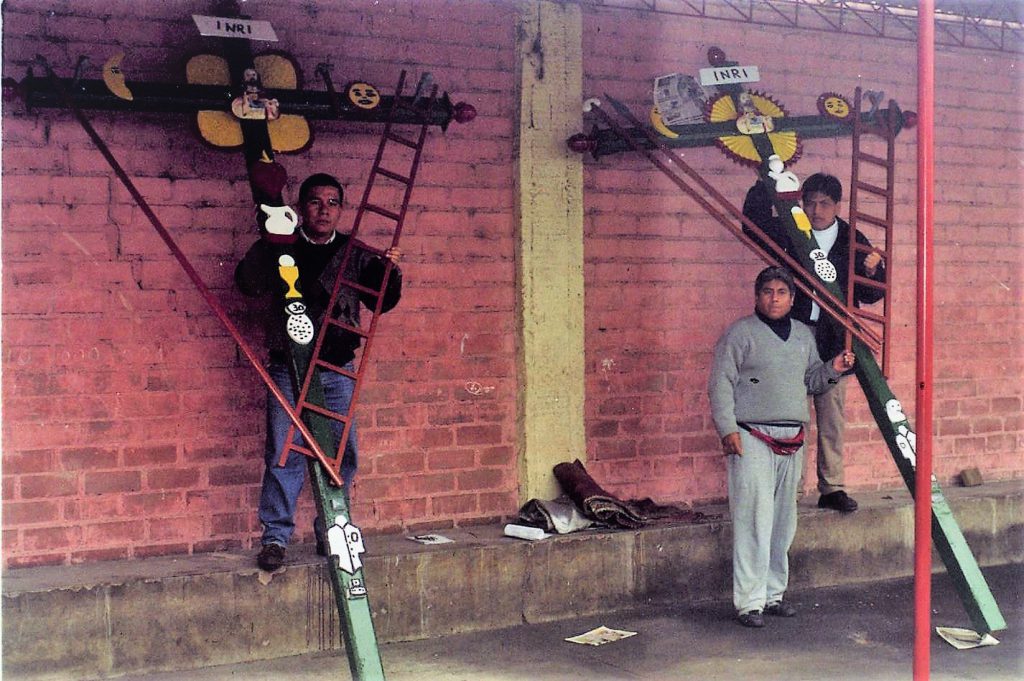 Las dos cruces en el pueblito de San Juan de Lurigancho en 1998