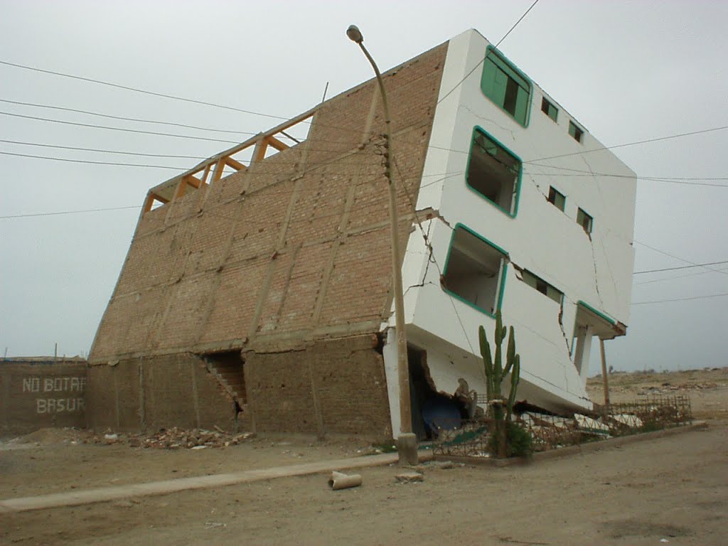 Terremoto de Pisco, se puede apreciar una vivienda donde fallaron los muros del primer piso, por la excesiva carga sin un adecuado diseño