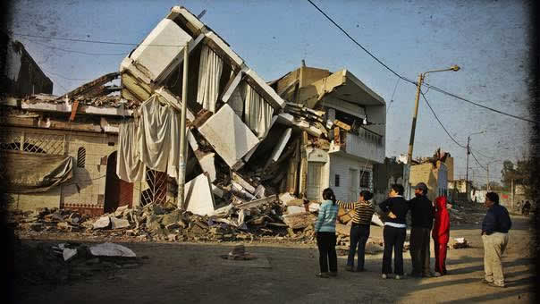 Vivienda de 4 pisos colapsada en el terremoto de Pisco, resultado de la negligencia de construir sin estudios, planos ni supervisión de un Ingeniero Civil