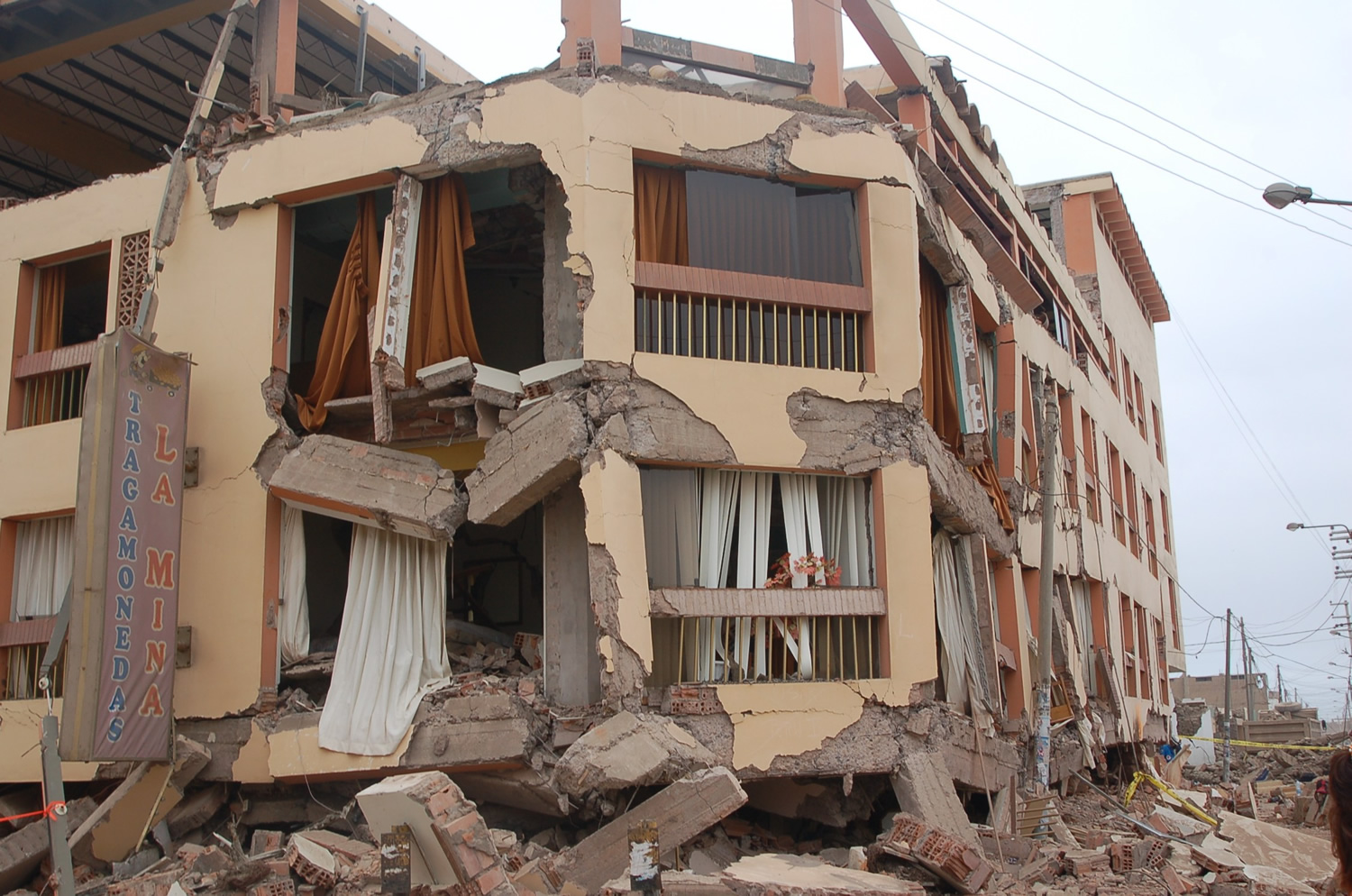 Colapso total de la estructura debido al uso de muros con ladrillos pandereta en los pisos inferiores. Terremoto de Pisco 2007