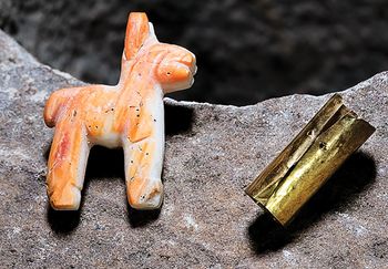 Figura de una llama hecha de Spondylus y una pieza de oro. Foto: Antiquity Publications Ltd, 2020