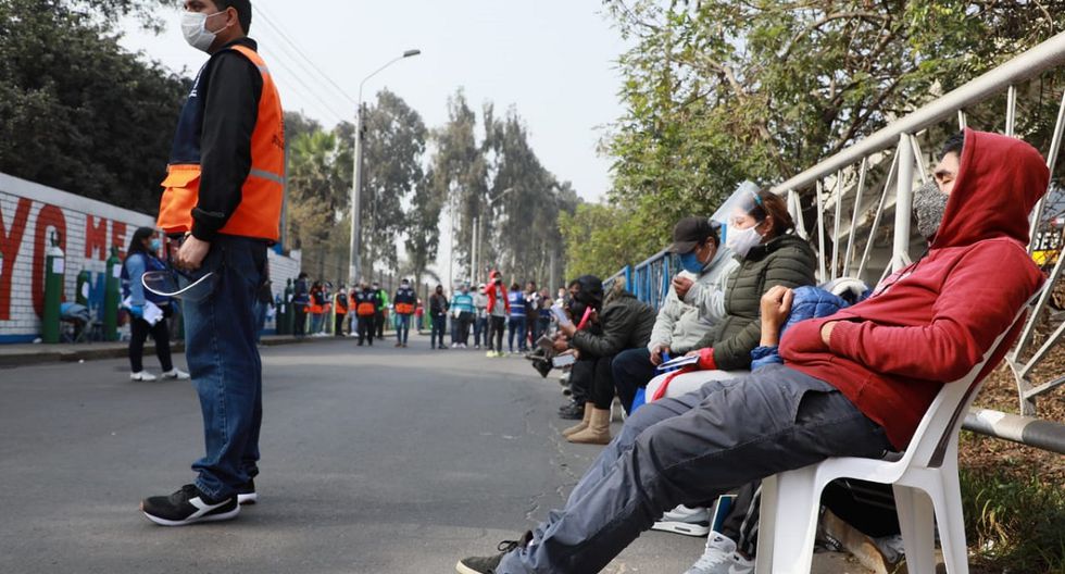 Largas colas se registraron en Av. Próceres de la Independencia (Foto: Juan Ponce Valenzuela)