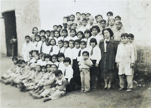 Una de las primeras escuelas en nuestro distrito fue gracias al aporte de la hacienda Azcarrunz. (Fotos: Archivo IC Ruricancho, data de 1950).