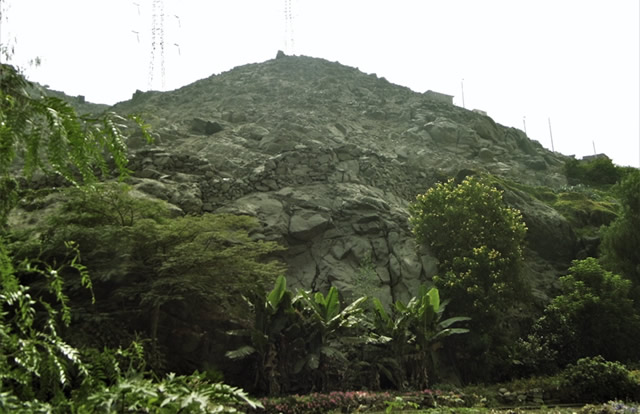 Sección del camino antiguo, conformado por un paramento solido de rocas, abajo el vivero (Foto Julio Abanto 2015)