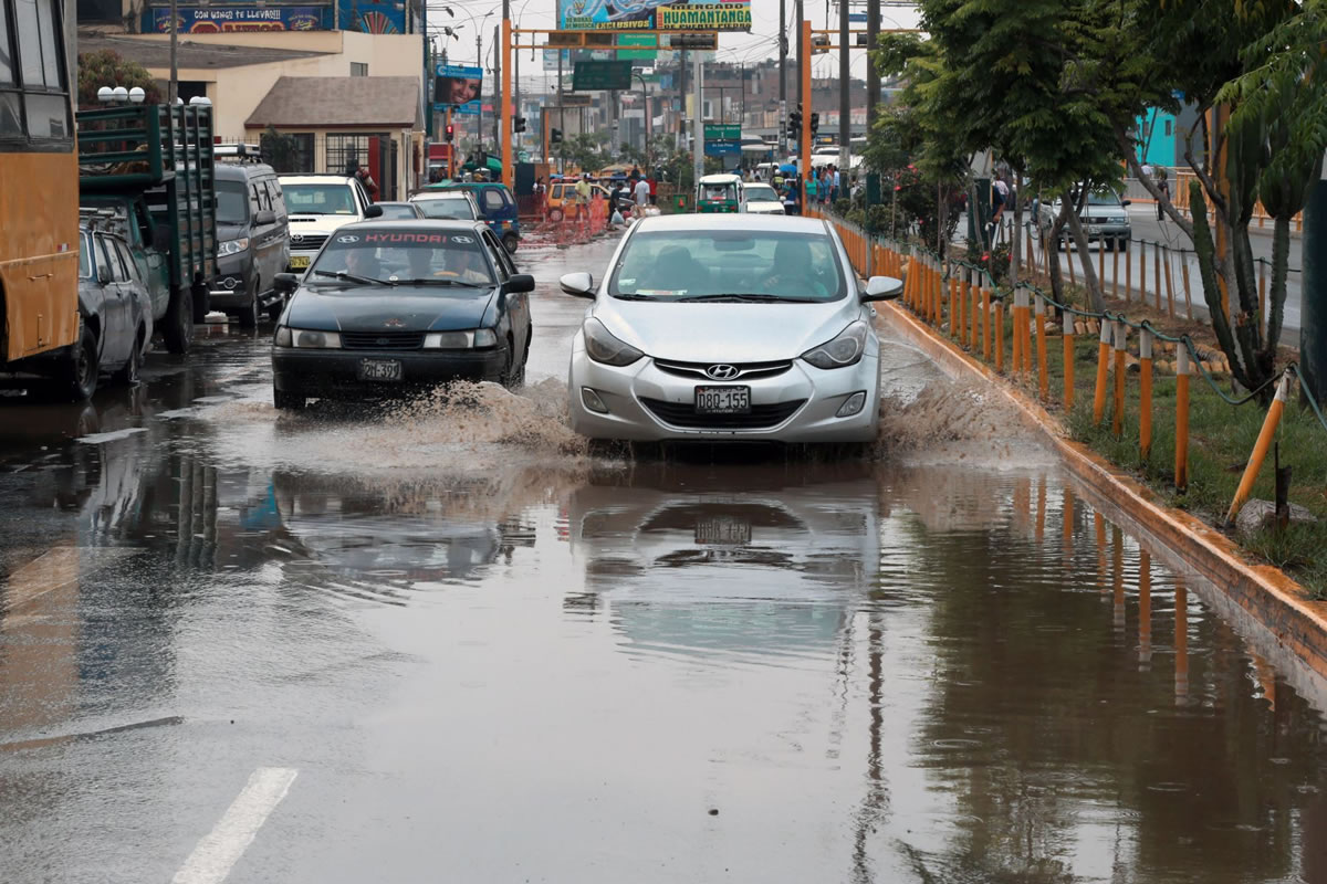 Ministro de Defensa advierte intensas lluvias y activación de quebradas en Lima