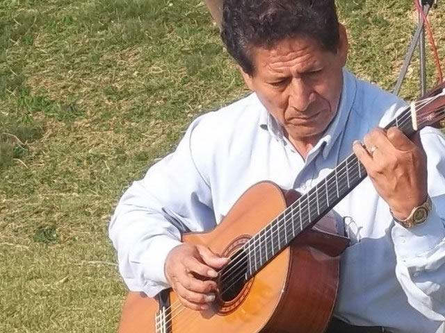 Teodoro Gamboa: 50 años con la guitarra