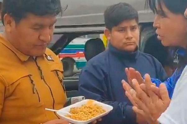 Denuncian compra de votos con carapulcra y candidato responde