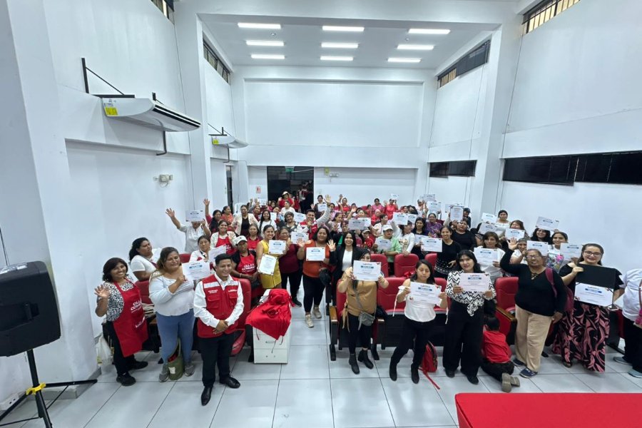 Programa Comunas Emprendedoras gradúa a cientos de madres líderes en SJL