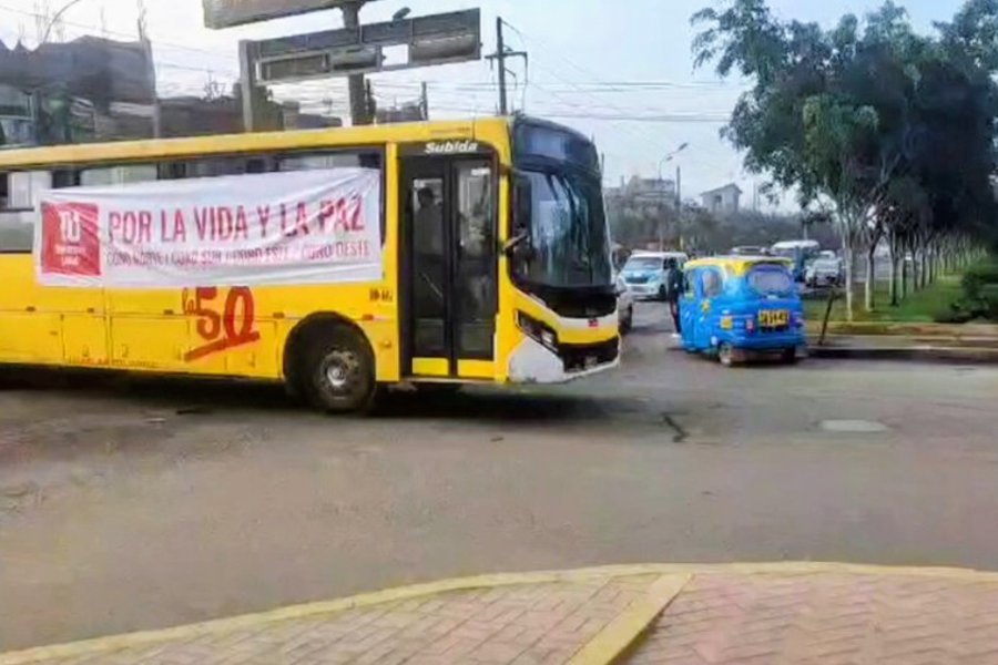 Atacan con explosivos a bus lleno de pasajeros en plena Av. 13 de Enero