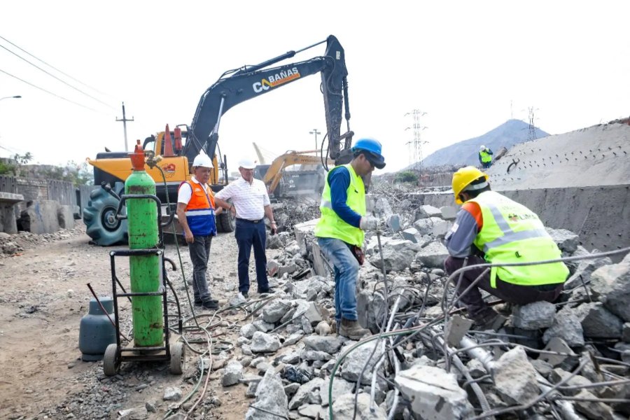 Demuelen restos del puente 