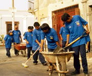 Ex pirañas y pandilleros limpiaron atrio y gradas de la catedral de Lima