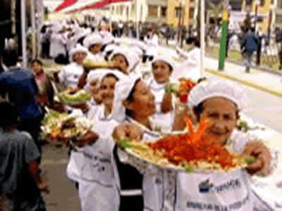 Comedores  populares rayan en Festival de Pota.