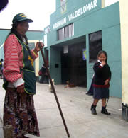 Madres de Seguridad escolar implementan  su equipo con arma casera
