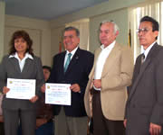 Agasajan a periodistas en su día