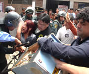 Decomisan mini tragamonedas en mercados del distrito