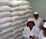 Madres del vaso de leche visitan Plantas Productoras