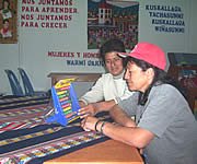 Quechuahablantes aprenden a leer y escribir