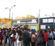 Alumnos del ISTP  Manuel Seoane Corrales exigen entrega de carnet.