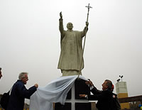 Develan estatua de Juan Pablo II en SJL por Día del Papa