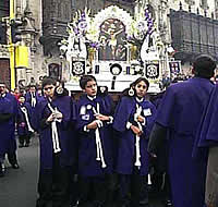 Niños cargaron andas del Señor de los Milagros