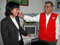 Alcalde regala computadora a joven Ruth Acevedo