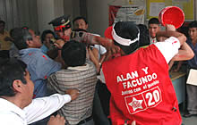 Candidato al congreso causa desmanes en Palacio Municipal