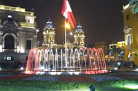 Bandera de agua con el rojiblanco peruano presenta la municipalidad de Lima