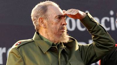 Fidel Castro delega temporalmente poderes a su hermano por dolencia