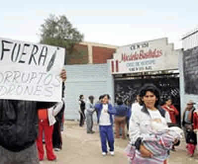 Delincuentes asaltan colegio estatal y dejan sin computadoras a 2,700 escolares.