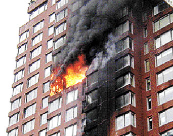 Avioneta Chocó en edificio de Manhattan.