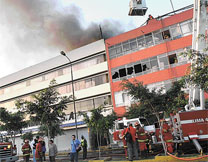 Incendio amenazó a centro comercial “El Hueco”