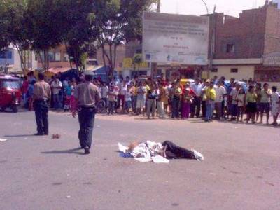Joven cobrador muere al caer a microbús